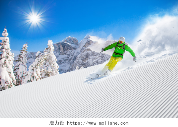 阳光下的高山滑雪者滑雪者在高山上滑行